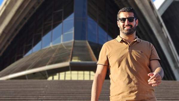 Sydney Business School, UOW student, Jair Alberto Villegas Ordóñez stands in front of the Sydney Opera House.