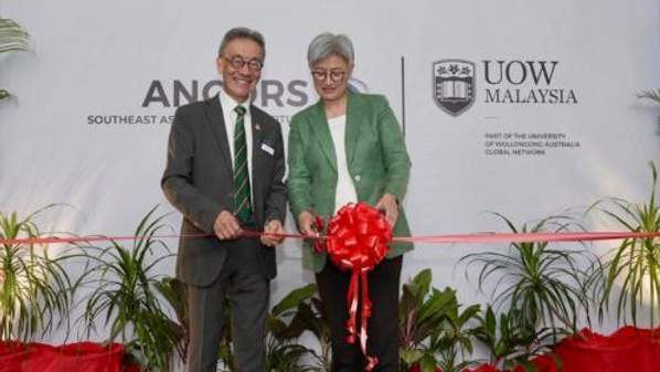 UOW Malaysia Chancellor Datuk Seri Michael Yam Kong Choy with Australia’s Minister for Foreign Affairs, Senator the Hon Penny Wong