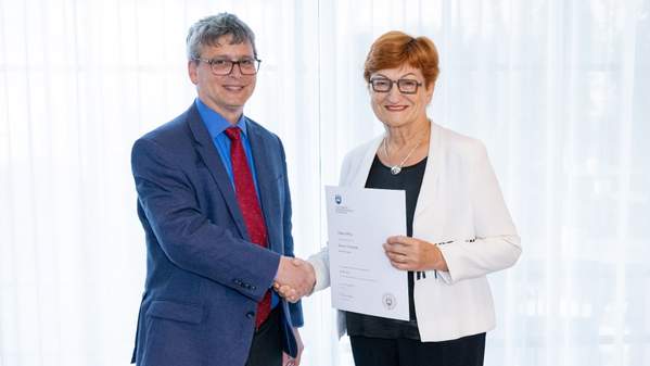 Professor Danica Purg accepts the honorary doctorate from Professor Colin Picker. Photo: Simon Kupferschmied