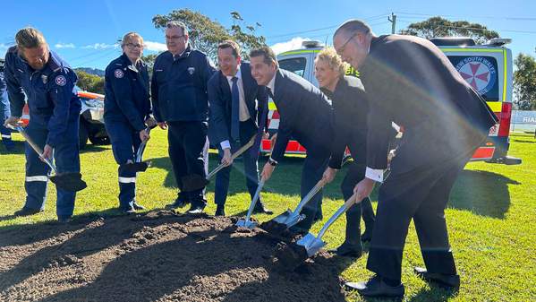 Wollongong paramedics, NSW Ambulance Superintendent Paul Edwards, NSW Planning Minister Paul Scully, NSW Health Minister Ryan Park, Health Infrastructure executive director Amanda Bock and UOW Deputy Vice-Chancellor (Research and Sustainable Futures) Professor David Currow turn the first sods on the site of the new Innovation Campus ambulance station.