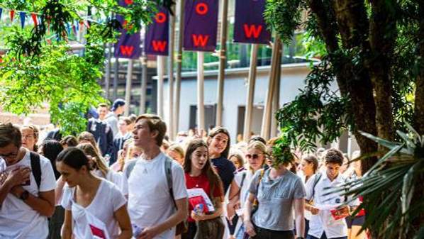 A larger diverse crowd of year 12 students at the UOW Discovery Days 2022.
