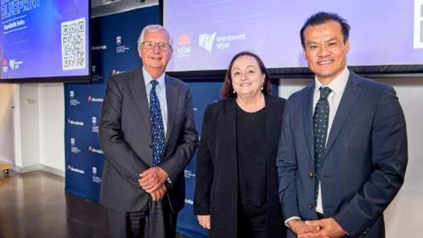 UOW Chancellor Michael Still and Vice-Chancellor Patricia Davidson with NSW Minister for Innovation, Science and Technology, the Hon Anoulack Chanthivong, at an Investment NSW Innovation Blueprint Roundtable at the Ƶapp’s Innovation Campus