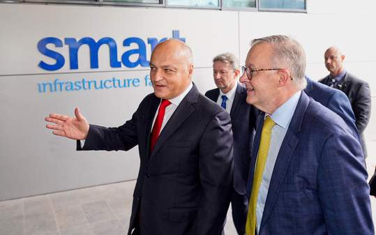 Prime Minister Anthony Albanese with Acting Vice-Chancellor Professor Alex Frino at UOW's SMART Infrastructure Facility