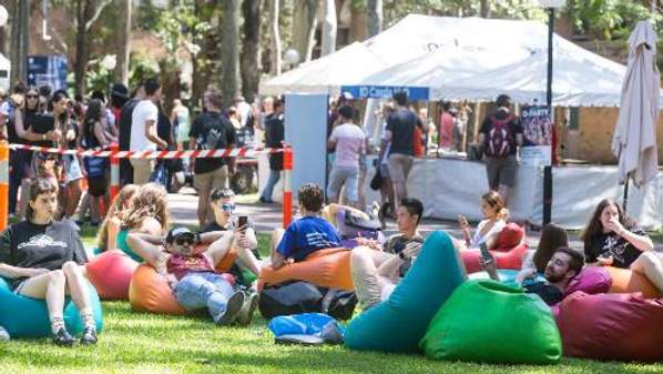 Students enjoying O-Week activities on the ý campus