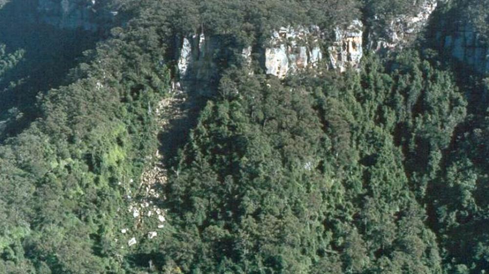 Hawkesbury Sandstone Escarpment, rock fall above the Avon area