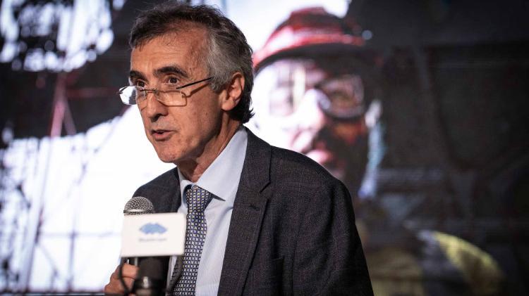 Paul Zulli with microphone in hand