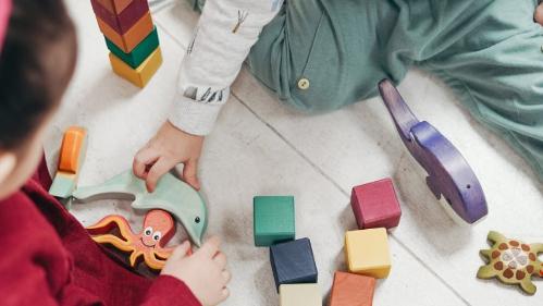 birds eye view of 2 children playing with blocks