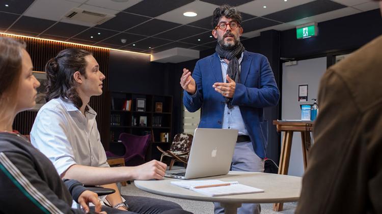 Bernardo Ainbinder talking with students