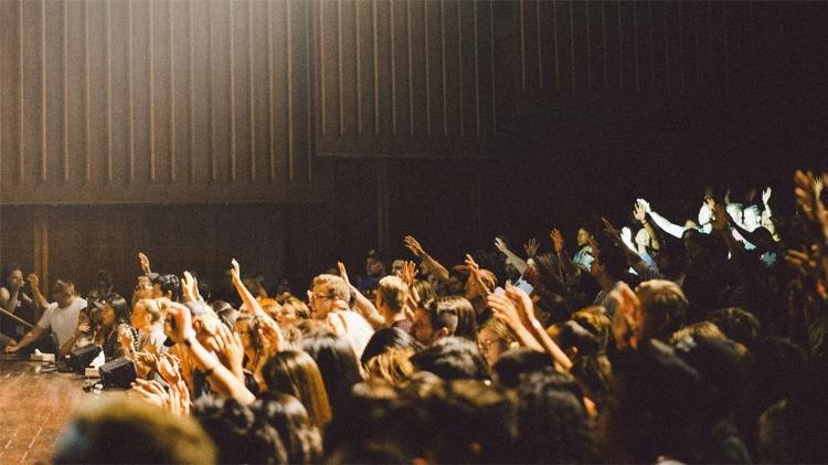 lecture-theatre-with-crowd