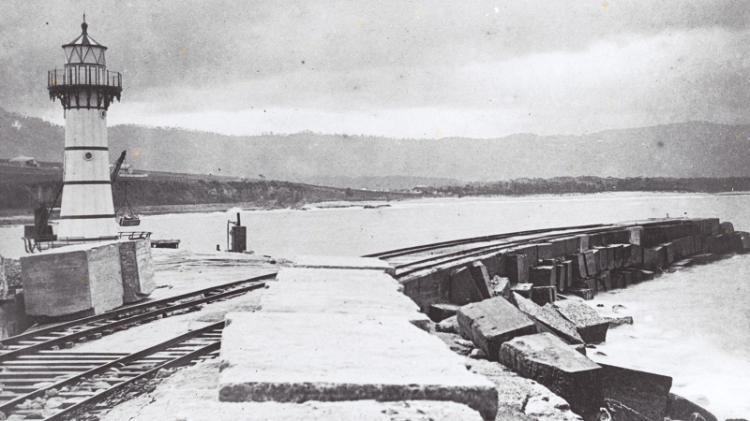 Black and white view of Wollongong Lighthouse