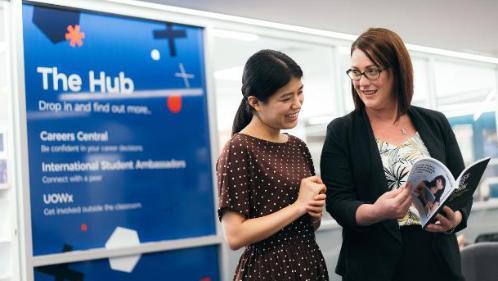 A student receiving careers counselling and coaching from a UOW staff member.