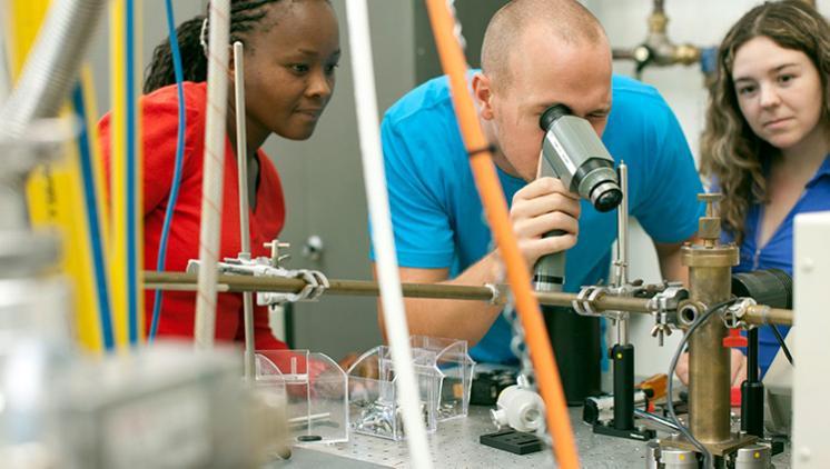 Group of UOW students in an Engineering lab