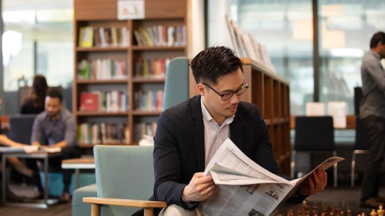 Student in UOW Sydney Business School library