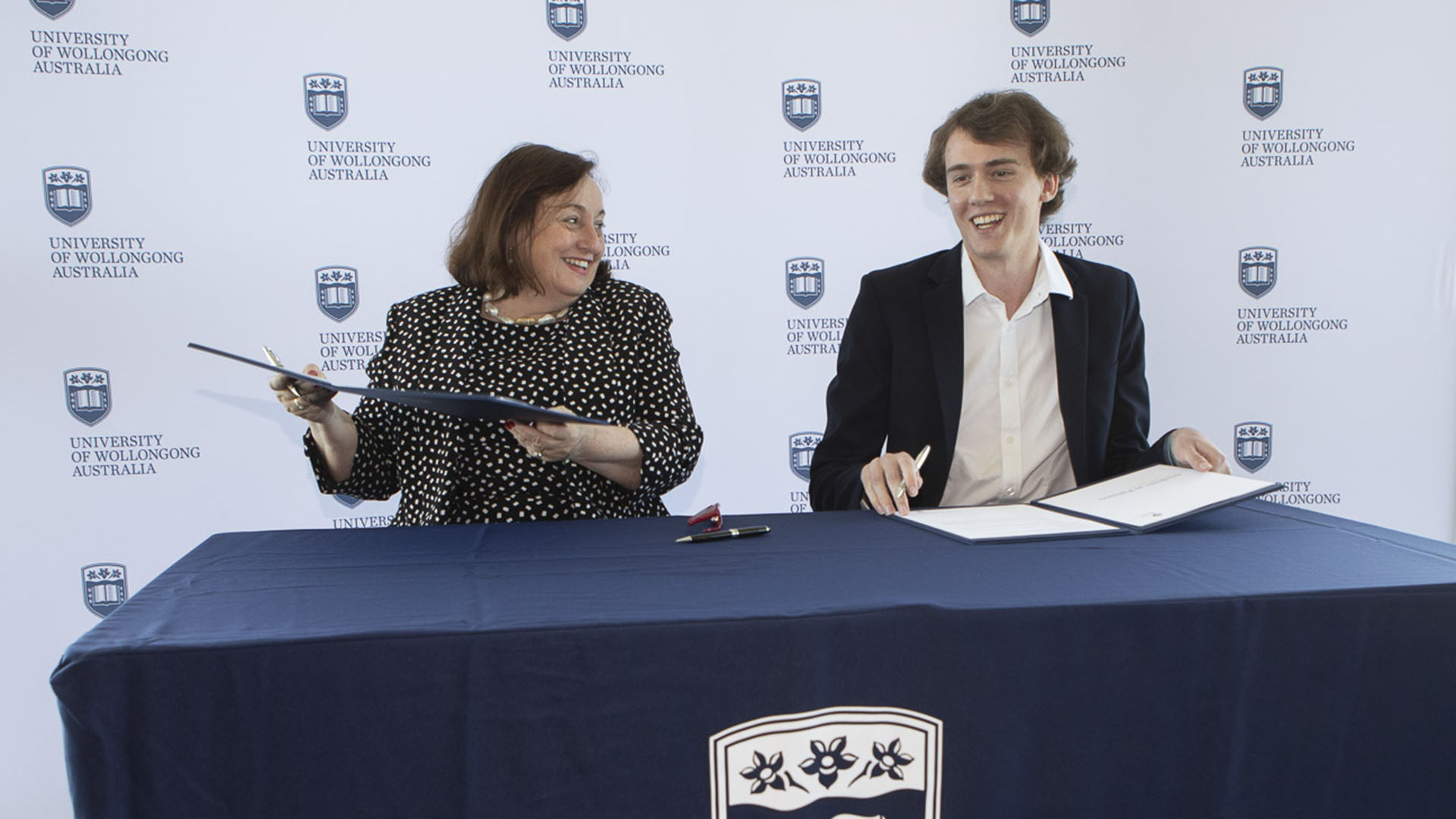 ýapp Vice-Chancellor Patricia M. Davidson and Student Advisory Council Chair Jackson Cocks sign Students as Partners