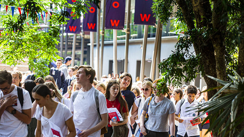 A larger diverse crowd of year 12 students at the UOW Discovery Days 2022.