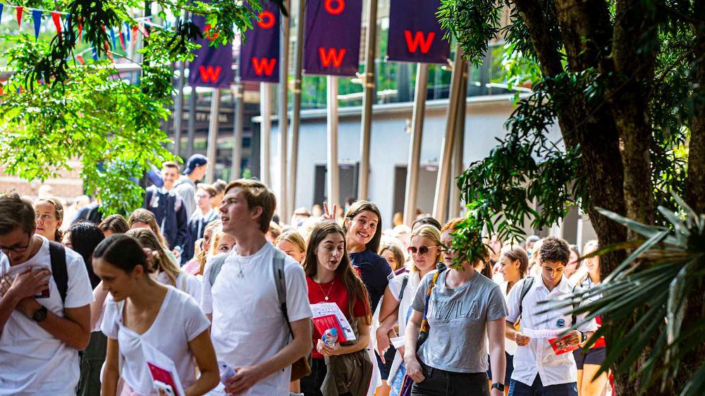 A larger diverse crowd of year 12 students at the UOW Discovery Days 2022.