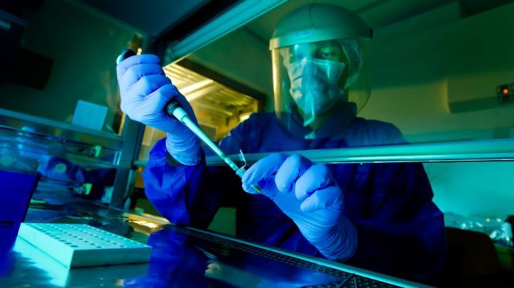 Project leader, Matthias Meyer, in the ancient DNA clean lab at the Max Planck Institute for Evolutionary Anthropology. Credit: MPI EVA