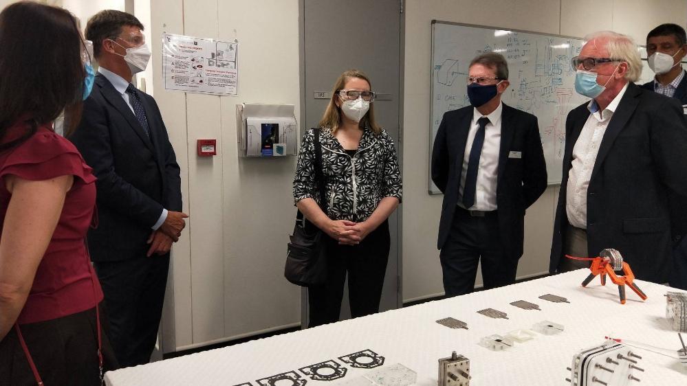 During a tour of the AIIM building Professor Officer introduced Hon Angus Taylor MP to UOW spin out company Hysata