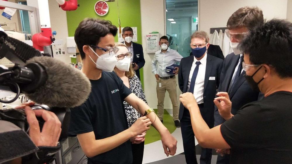 IPRI researchers demonstrate Wearable Photo Electrochemical Cells harvesting solar energy to Hon Angus Taylor MP