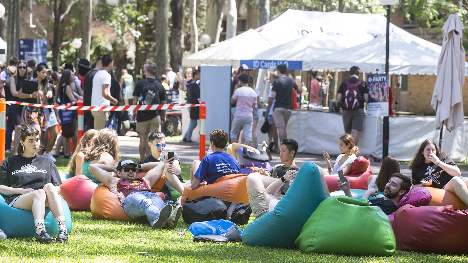 Students enjoying O-Week activities on the ý campus