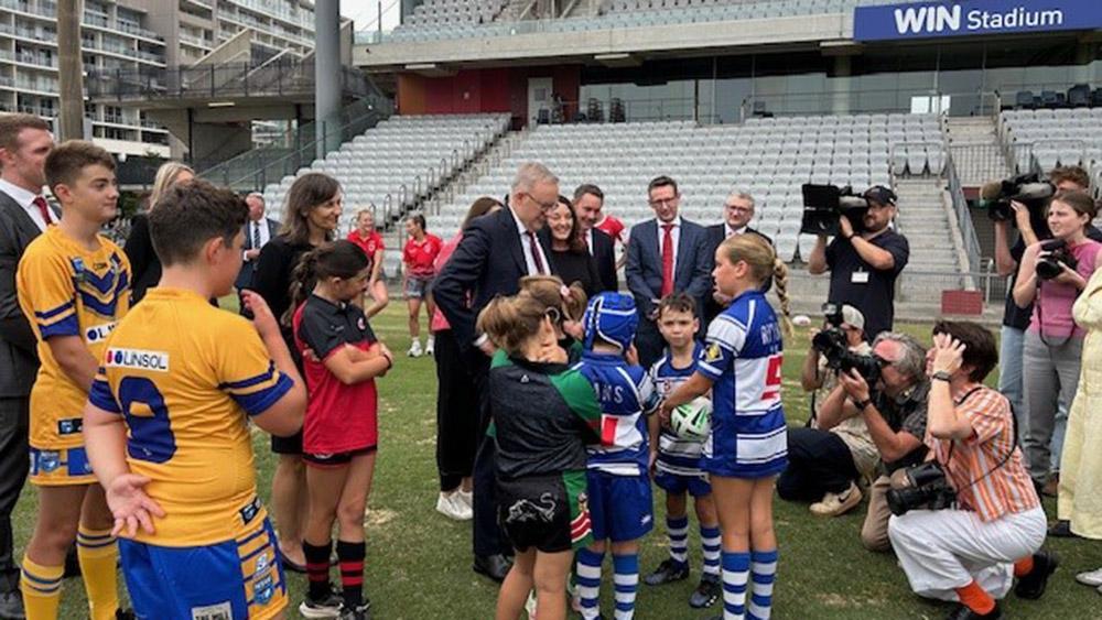 Prime Minister Anthony Albanese with Illawara junior rugby league players and St George Illawarra Dragons players.