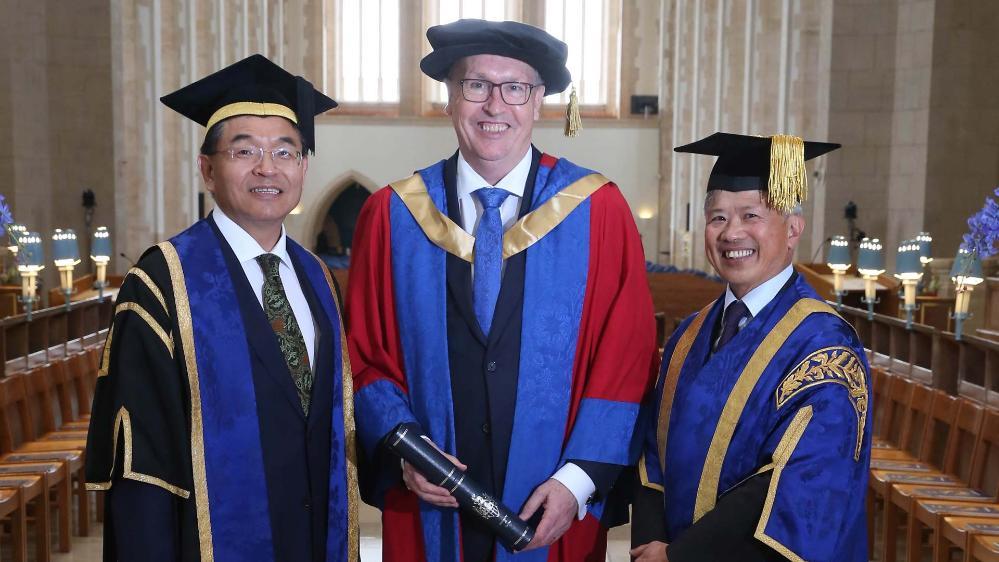 Professor Paul Wellings receive honorary doctorate from Ƶapp of Surrey