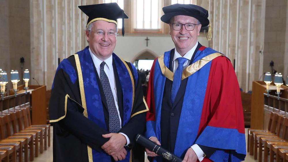 Professor Paul Wellings receive honorary doctorate from Ƶapp of Surrey