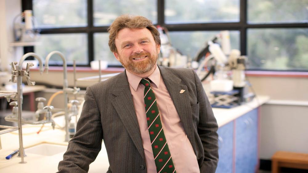 Professor Will Price in the laboratory at UOW.