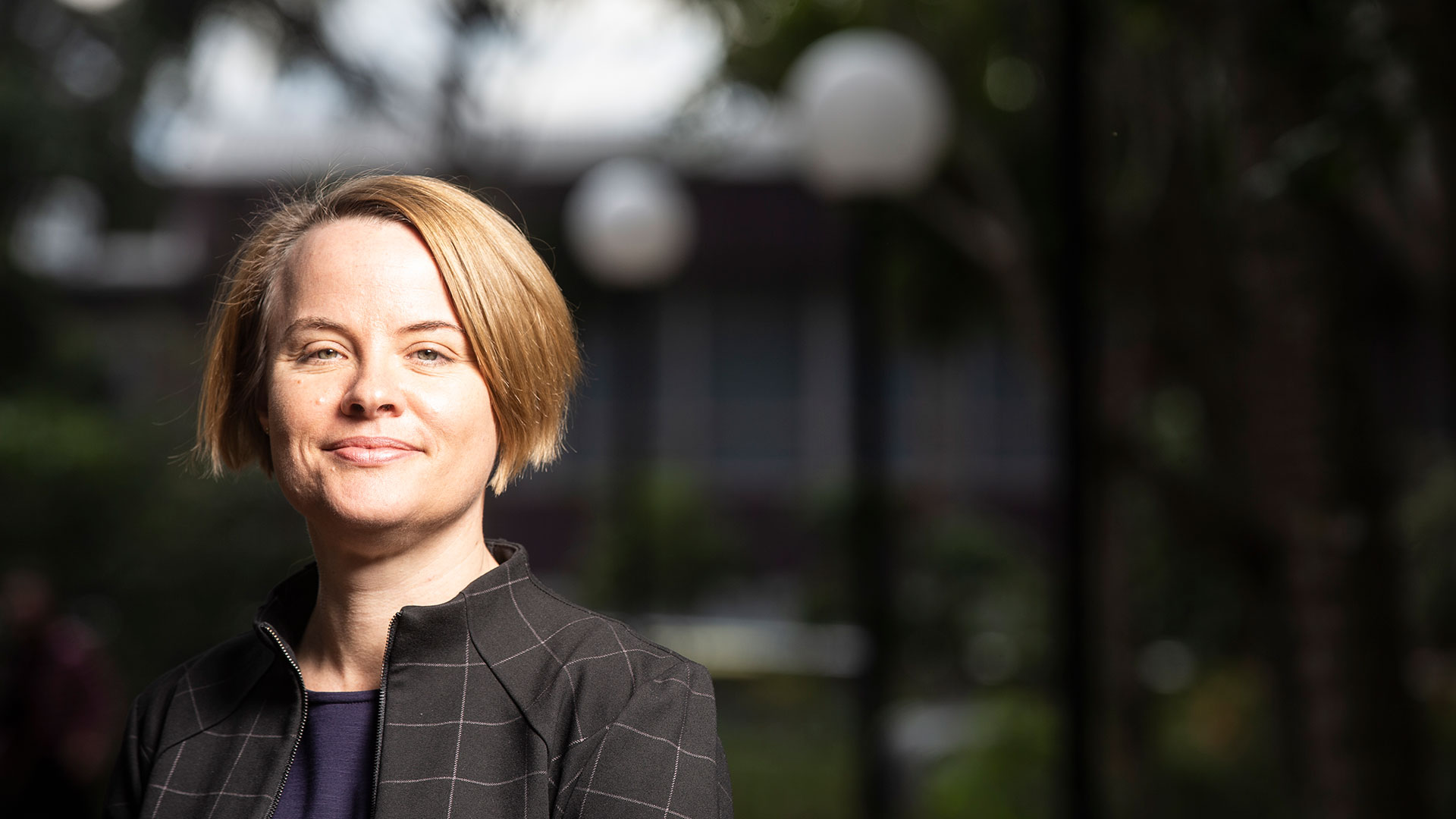 Professor Sue Bennett outside on ý Campus