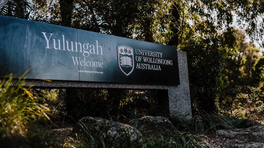 A sign welcoming people to UOW