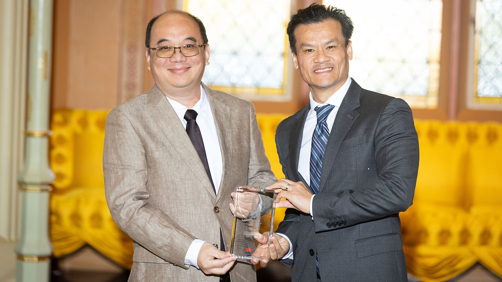 Distinguished Professor Willy Susilo and NSW Minister for Innovation, Science and Technology Anoulack Chanthivong at the 2024 NSW Premier’s Prizes for Science and Engineering