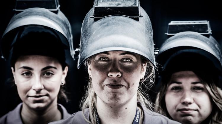 Female engineering students at UOW